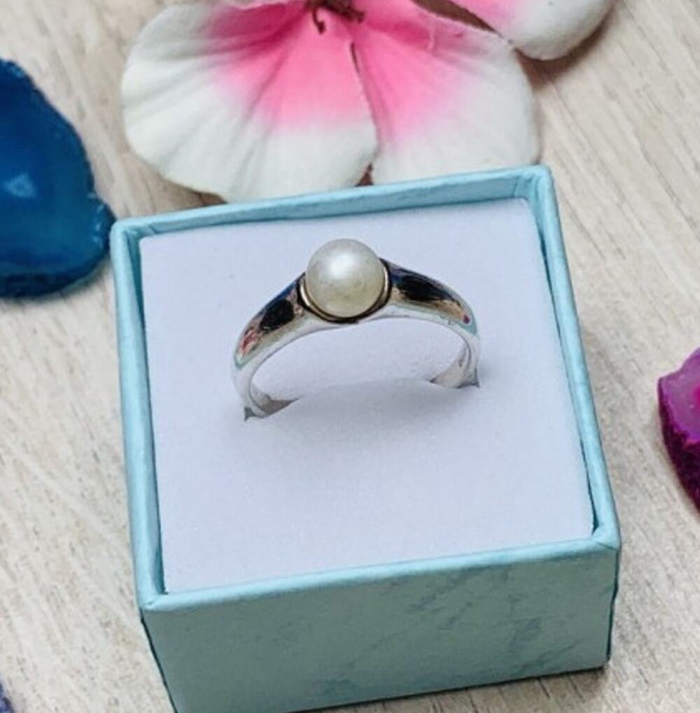 925 Sterling Silver Pearl Ring Size 8